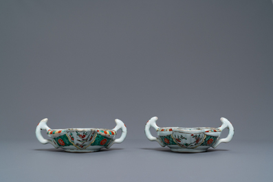 Une paire de sauci&egrave;res en porcelaine de Chine famille verte &agrave; d&eacute;cor de ph&eacute;nix, Kangxi