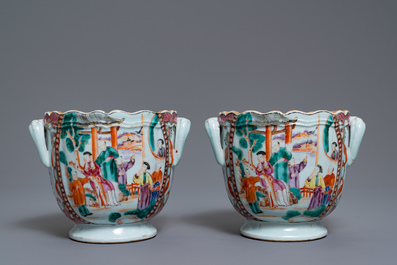 Une paire de rafraichissoirs en porcelaine de Chine famille rose &agrave; d&eacute;cor mandarin, Qianlong