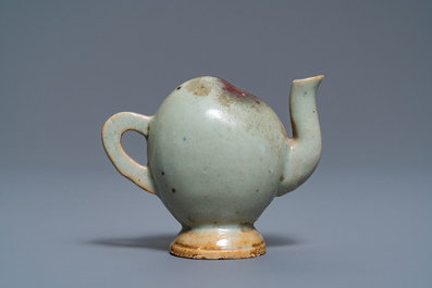 Une th&eacute;i&egrave;re miniature en forme de p&ecirc;che en porcelaine de Chine &agrave; &eacute;mail junyao, Kangxi/Qianlong