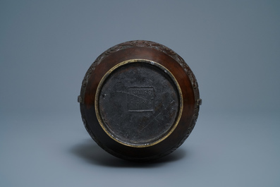 Un vase de style archa&iuml;que en bronze, marque de Xuande, 18&egrave;me