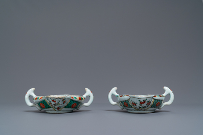 Une paire de sauci&egrave;res en porcelaine de Chine famille verte &agrave; d&eacute;cor de ph&eacute;nix, Kangxi