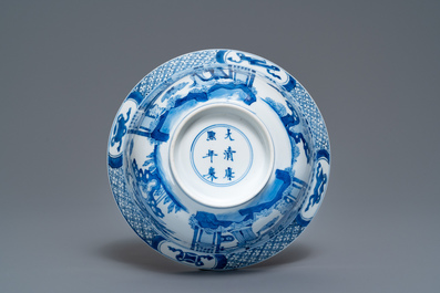 Un bol de type klapmuts en porcelaine de Chine en bleu et blanc, marque et &eacute;poque de Kangxi