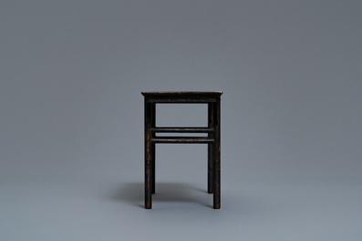 Un mod&egrave;le miniature d'une table de lettr&eacute; en bronze, Chine, 19&egrave;me