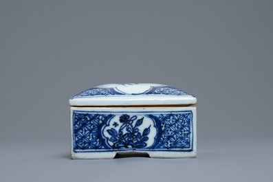 Een vierkante Chinese blauw-witte dekseldoos, Ming