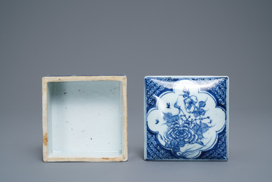 Een vierkante Chinese blauw-witte dekseldoos, Ming