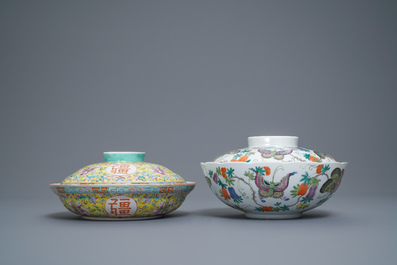 Twee Chinese famille rose dekselkommen, 19/20e eeuw