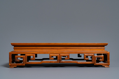 Deux plateaux et un socle en bois sculpt&eacute;, Chine, 18/19&egrave;me