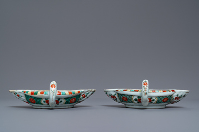Une paire de sauci&egrave;res en porcelaine de Chine famille verte &agrave; d&eacute;cor de ph&eacute;nix, Kangxi