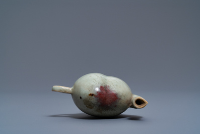 Une th&eacute;i&egrave;re miniature en forme de p&ecirc;che en porcelaine de Chine &agrave; &eacute;mail junyao, Kangxi/Qianlong