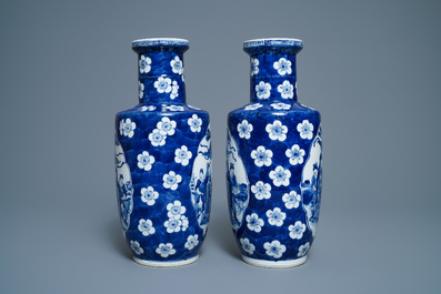 Une paire de vases de forme rouleau en porcelaine de Chine en bleu et blanc, marque de Kangxi, 19&egrave;me