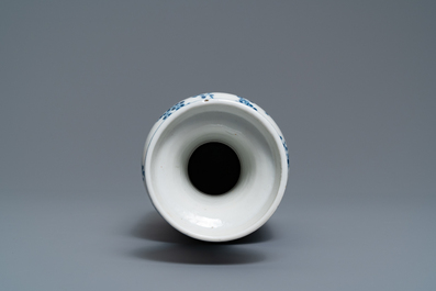 Een Chinese blauw-witte rouleau vaas, Kangxi merk, 19e eeuw