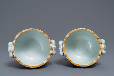 Une paire de rafraichissoirs en porcelaine de Chine famille rose &agrave; d&eacute;cor mandarin, Qianlong