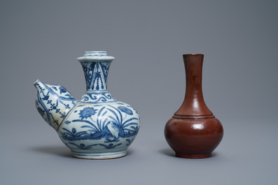 Une collection vari&eacute;e en porcelaine de Chine et gr&egrave;s de Yixing, Ming et apr&egrave;s