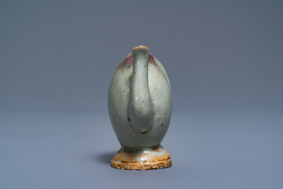 Une th&eacute;i&egrave;re miniature en forme de p&ecirc;che en porcelaine de Chine &agrave; &eacute;mail junyao, Kangxi/Qianlong