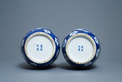 Une paire de vases de forme rouleau en porcelaine de Chine en bleu et blanc, marque de Kangxi, 19&egrave;me