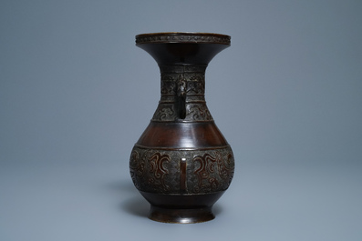 Un vase de style archa&iuml;que en bronze, marque de Xuande, 18&egrave;me