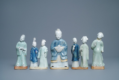 Huit groupes en biscuit &eacute;maill&eacute; bleu, blanc et c&eacute;ladon, Chine, Qianlong/Jiaqing