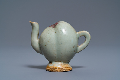 Une th&eacute;i&egrave;re miniature en forme de p&ecirc;che en porcelaine de Chine &agrave; &eacute;mail junyao, Kangxi/Qianlong