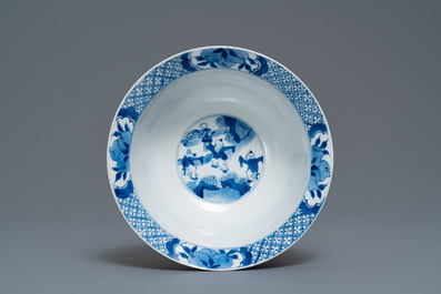 Un bol de type klapmuts en porcelaine de Chine en bleu et blanc, marque et &eacute;poque de Kangxi
