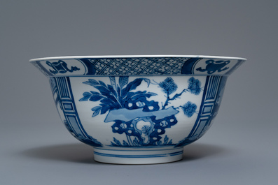 Un bol de type klapmuts en porcelaine de Chine en bleu et blanc, marque et &eacute;poque de Kangxi