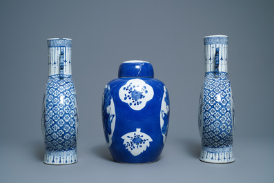 Een paar blauw-witte Chinese 'moonflask' vazen en een dekselpot, 19e eeuw