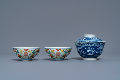 Une collection vari&eacute;e en porcelaine de Chine et gr&egrave;s de Yixing, Ming et apr&egrave;s