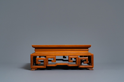 Deux plateaux et un socle en bois sculpt&eacute;, Chine, 18/19&egrave;me
