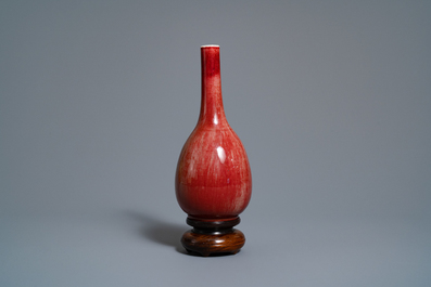 Un vase de forme bouteille en porcelaine de Chine rouge monochrome dans sa bo&icirc;te de pr&eacute;sentation, R&eacute;publique