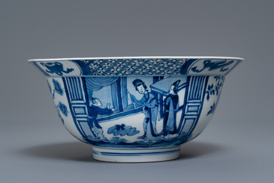 Un bol de type klapmuts en porcelaine de Chine en bleu et blanc, marque et &eacute;poque de Kangxi