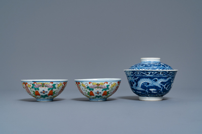 Une collection vari&eacute;e en porcelaine de Chine et gr&egrave;s de Yixing, Ming et apr&egrave;s