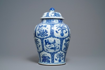 Un vase couvert en porcelaine de Chine en bleu et blanc, Kangxi