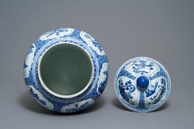 Un vase couvert en porcelaine de Chine en bleu et blanc, Kangxi