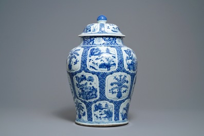Un vase couvert en porcelaine de Chine en bleu et blanc, Kangxi
