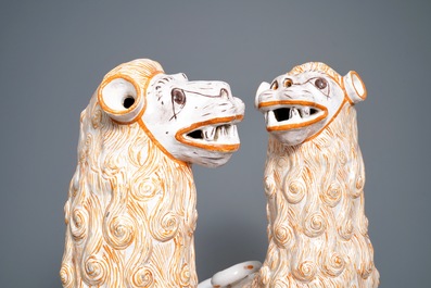 Une paire de grands mod&egrave;les de lions en fa&iuml;ence portugaise, 18&egrave;me