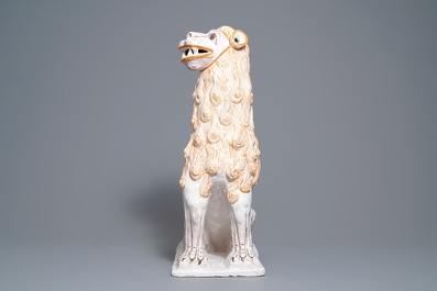 Une paire de grands mod&egrave;les de lions en fa&iuml;ence portugaise, 18&egrave;me