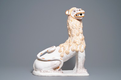 Une paire de grands mod&egrave;les de lions en fa&iuml;ence portugaise, 18&egrave;me
