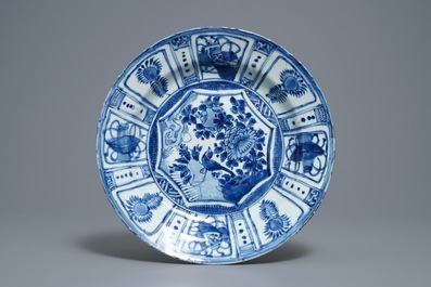 Huit assiettes en porcelaine de Chine en bleu et blanc, Wanli/Kangxi