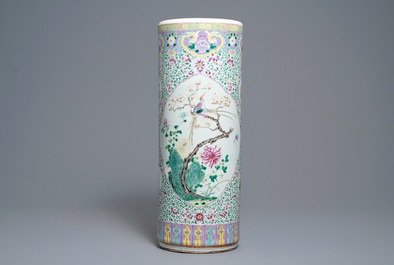 Un vase de forme cylindrique en porcelaine de Chine famille rose, 19&egrave;me