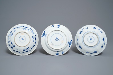Huit assiettes en porcelaine de Chine en bleu et blanc, Wanli/Kangxi