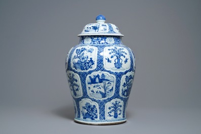 Un vase couvert en porcelaine de Chine en bleu et blanc, Kangxi