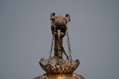 Une lanterne en &eacute;maux cloisonn&eacute;s, Chine, R&eacute;publique