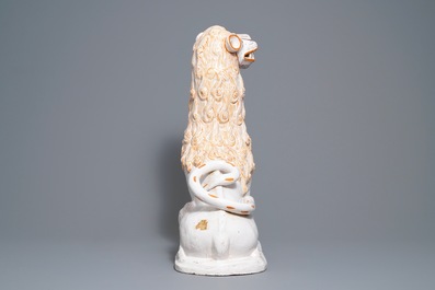 Une paire de grands mod&egrave;les de lions en fa&iuml;ence portugaise, 18&egrave;me