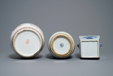 Drie Chinese blauw-witte en famille rose vazen, 19e eeuw