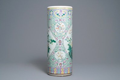 Un vase de forme cylindrique en porcelaine de Chine famille rose, 19&egrave;me