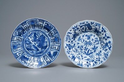 Huit assiettes en porcelaine de Chine en bleu et blanc, Wanli/Kangxi