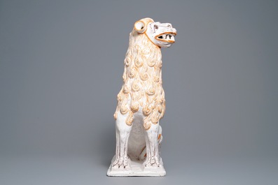 Une paire de grands mod&egrave;les de lions en fa&iuml;ence portugaise, 18&egrave;me