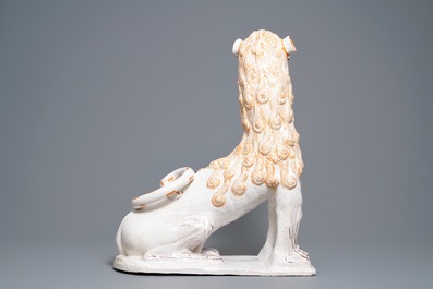 Une paire de grands mod&egrave;les de lions en fa&iuml;ence portugaise, 18&egrave;me