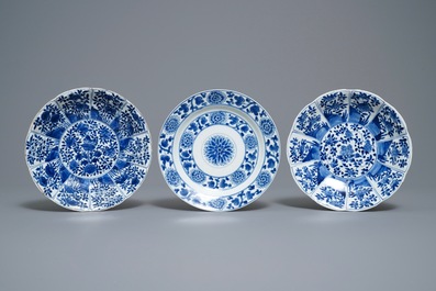 Huit assiettes en porcelaine de Chine en bleu et blanc, Wanli/Kangxi