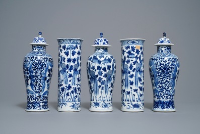 Een Chinees blauw-wit vijfdelig kaststel met pauwen, Kangxi merk, 19e eeuw