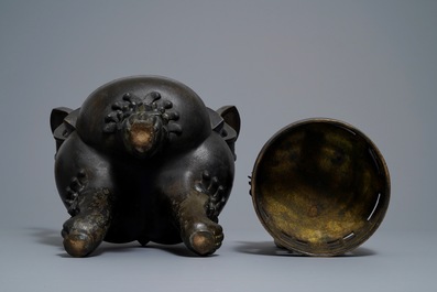 Un grand br&ucirc;le-parfum couvert en bronze sur socle en bois sculpt&eacute;, Chine, Ming